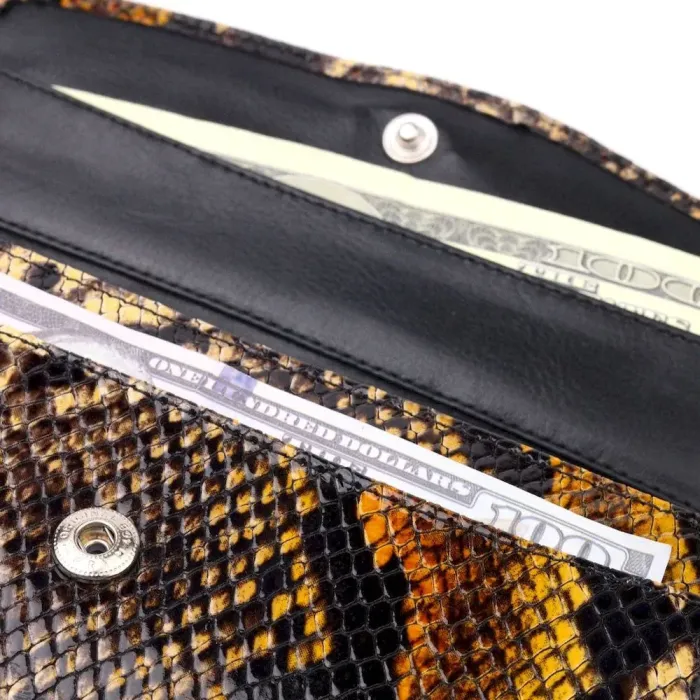 Яскравий жіночий гаманець з клапаном із фактурної шкіри під рептилію KARYA 21111