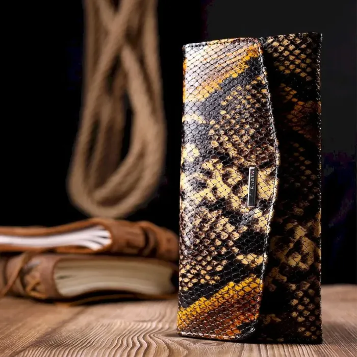 Яскравий жіночий гаманець з клапаном із фактурної шкіри під рептилію KARYA 21111