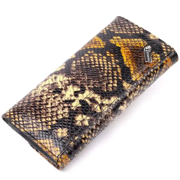 Яскравий жіночий гаманець з клапаном із фактурної шкіри під рептилію KARYA 21111