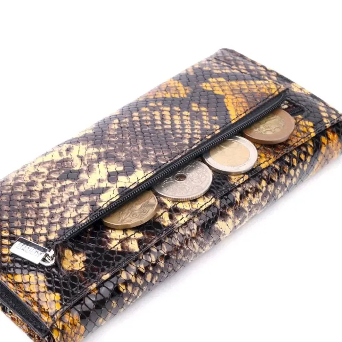 Яскравий жіночий гаманець з клапаном із фактурної шкіри під рептилію KARYA 21111