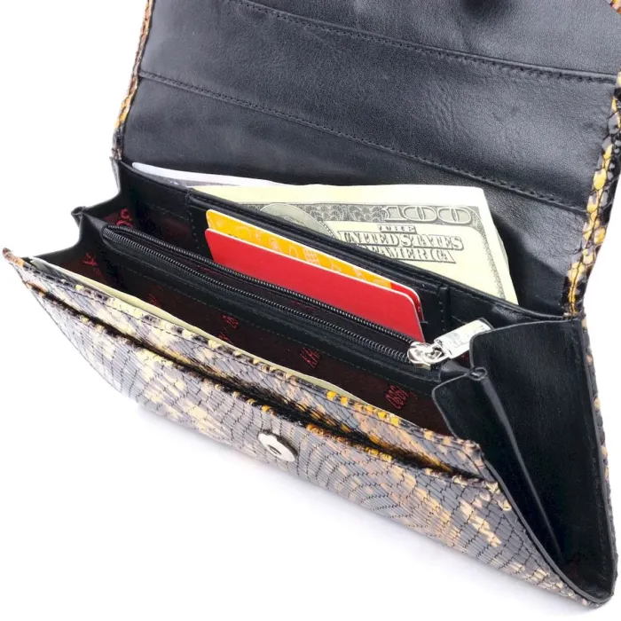 Яскравий жіночий гаманець з клапаном із фактурної шкіри під рептилію KARYA 21111