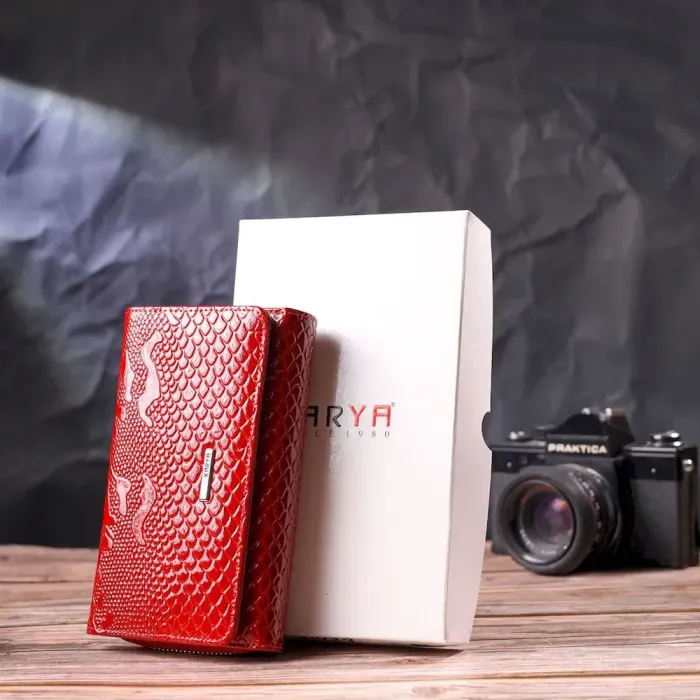 Яркое женское портмоне из лакированной фактурной кожи KARYA 21428 Красный