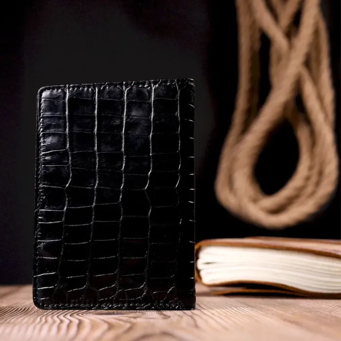 Классическая обложка на паспорт из фактурной кожи под рептилию KARYA 20927 Черный