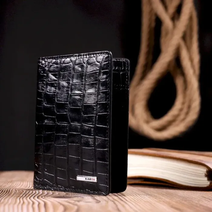 Классическая обложка на паспорт из фактурной кожи под рептилию KARYA 20927 Черный