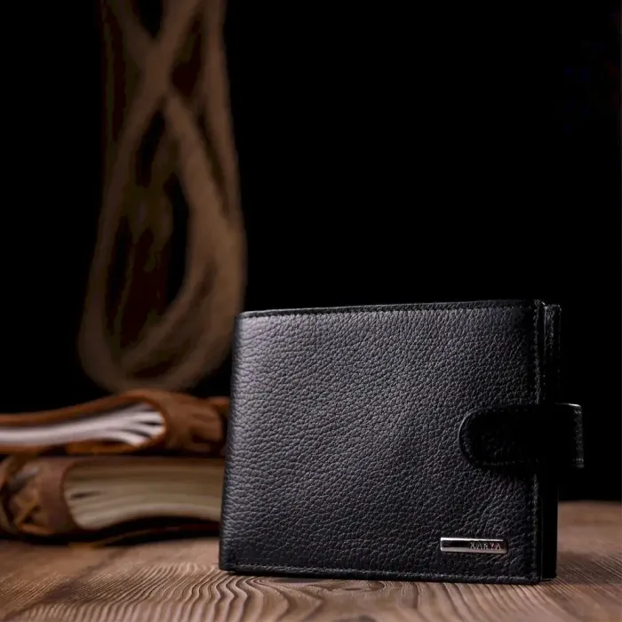 Класичний чоловічий портмоне з хлястиком з натуральної шкіри KARYA 21084 Чорний