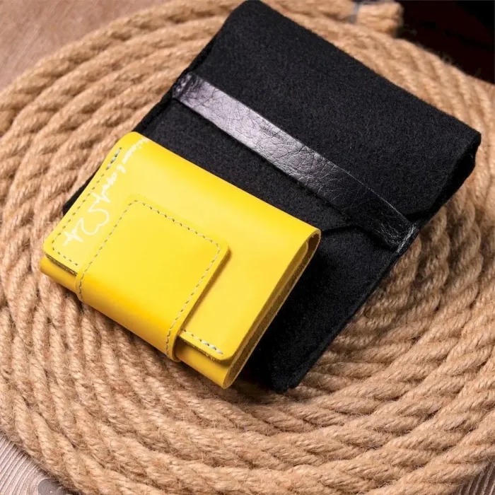 Компактне шкіряне портмоне в три додавання комбі двох кольорів Серце GRANDE PELLE 16730 Жовто-блакитне