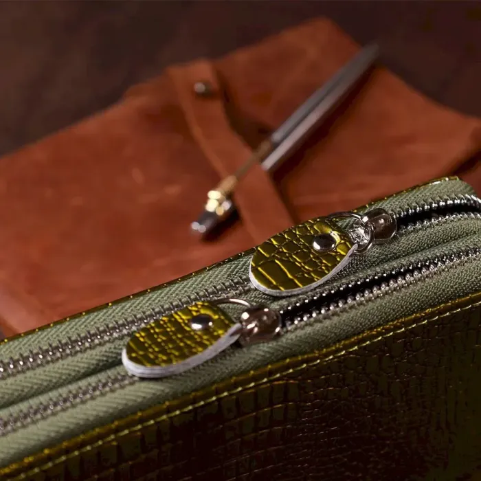 Гаманець жіночий з екошкіри на дві блискавки лаковий KIVI Хамелеон 19023 Зелений