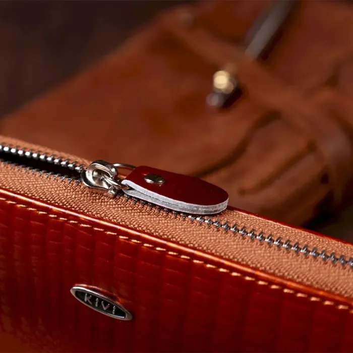 Кошелек женский на одну молнию из экокожи лаковый KIVI хамелеон 19029 Коричневый