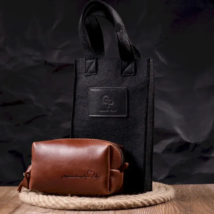 Косметичка невеликого розміру з гладкої шкіри на блискавці Серце GRANDE PELLE 16762 Світло-коричневе