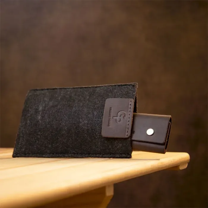 Шкіряна вінтажна ключниця GRANDE PELLE 11342 Коричневий