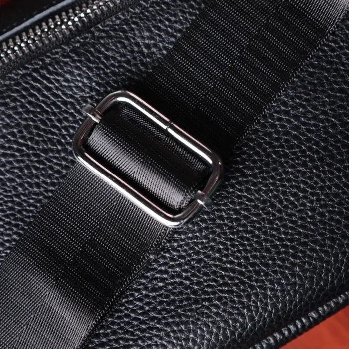 Шкіряна сумка жіноча через плече з незвичайним бігунком брелоком Vintage 22615 Чорна