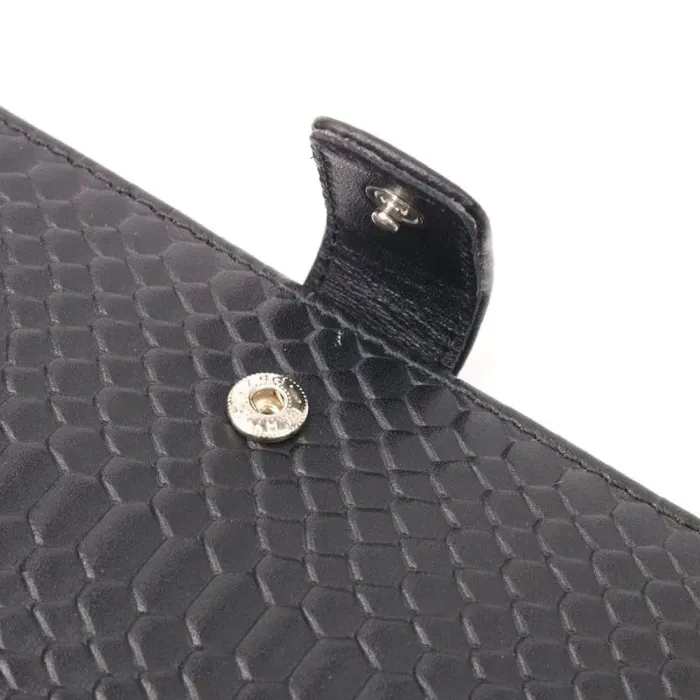 Красиве чоловіче портмоне з хлястиком з натуральної шкіри з тисненням під змію KARYA 21193 Чорний