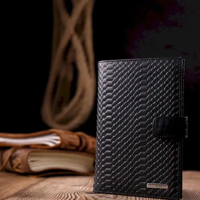 Красиве чоловіче портмоне з хлястиком з натуральної шкіри з тисненням під змію KARYA 21193 Чорний