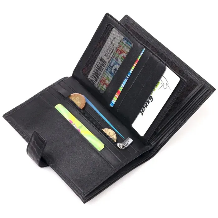 Красиве чоловіче портмоне з хлястиком з натуральної шкіри з тисненням під змію KARYA 21193 Чорний