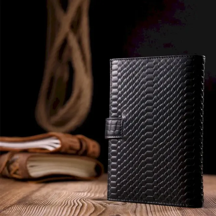 Красиве чоловіче портмоне з хлястиком з натуральної шкіри з тисненням під змію KARYA 21193 Чорний