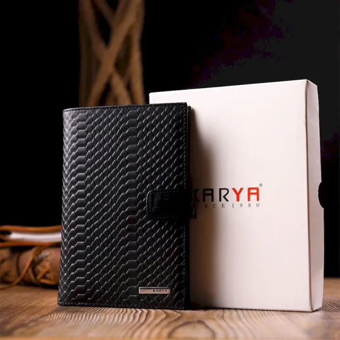 Красиве чоловіче портмоне з хлястиком з натуральної шкіри з тисненням під змію KARYA 21193 Чорний