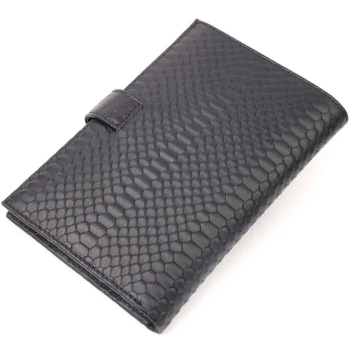 Красиве чоловіче портмоне з хлястиком з натуральної шкіри з тисненням під змію KARYA 21193 Чорний