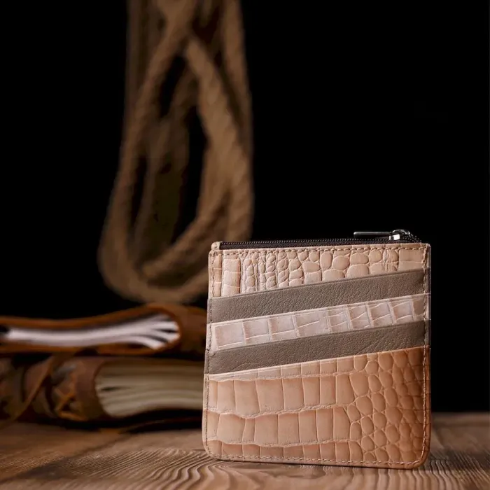 Гарний картхолдер із натуральної шкіри з тисненням під крокодила KARYA 21206 Бежевий