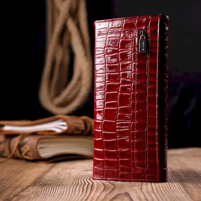 Красивий жіночий гаманець з клапаном із фактурної шкіри під крокодила KARYA 21115