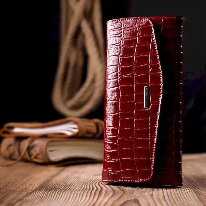 Красивий жіночий гаманець з клапаном із фактурної шкіри під крокодила KARYA 21115