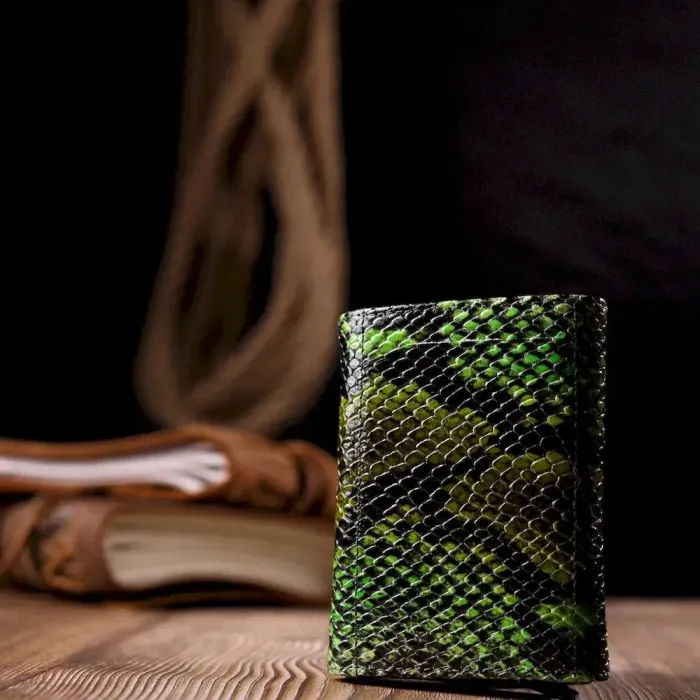 Лакована візитниця з натуральної фактурної шкіри під змію KARYA 20987 Зелений