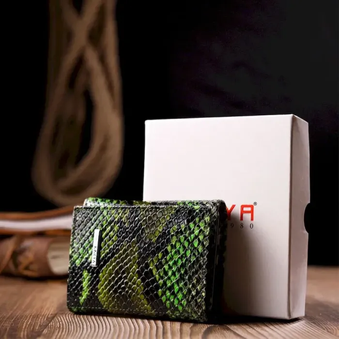 Лакована візитниця з натуральної фактурної шкіри під змію KARYA 20987 Зелений