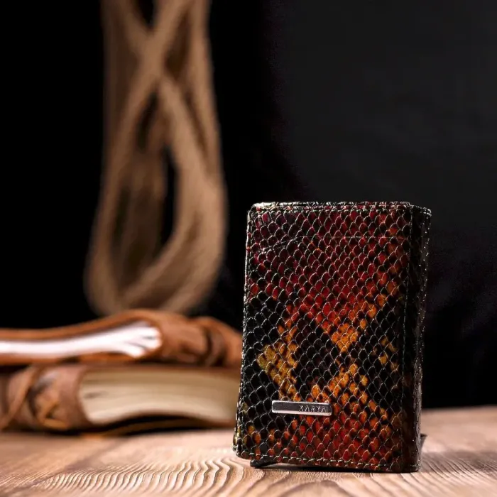 Лакована візитниця з натуральної фактурної шкіри під змію KARYA 20988