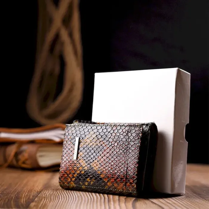 Лакована візитниця з натуральної фактурної шкіри під змію KARYA 20988