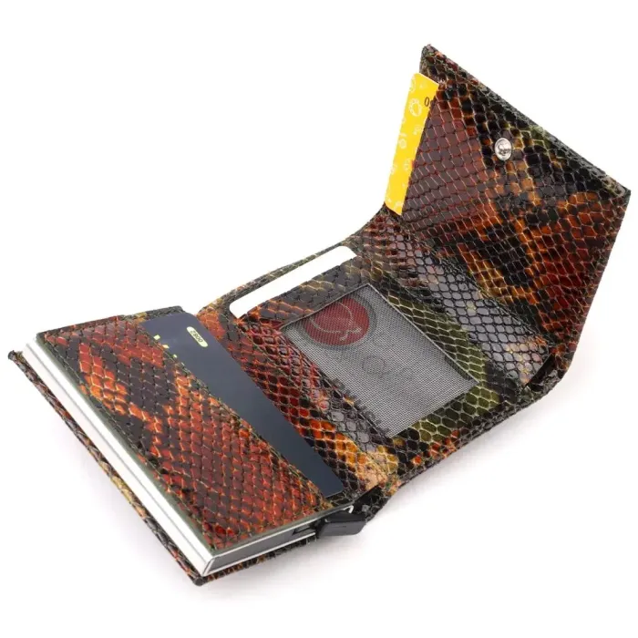 Лакована візитниця з натуральної фактурної шкіри під змію KARYA 20988