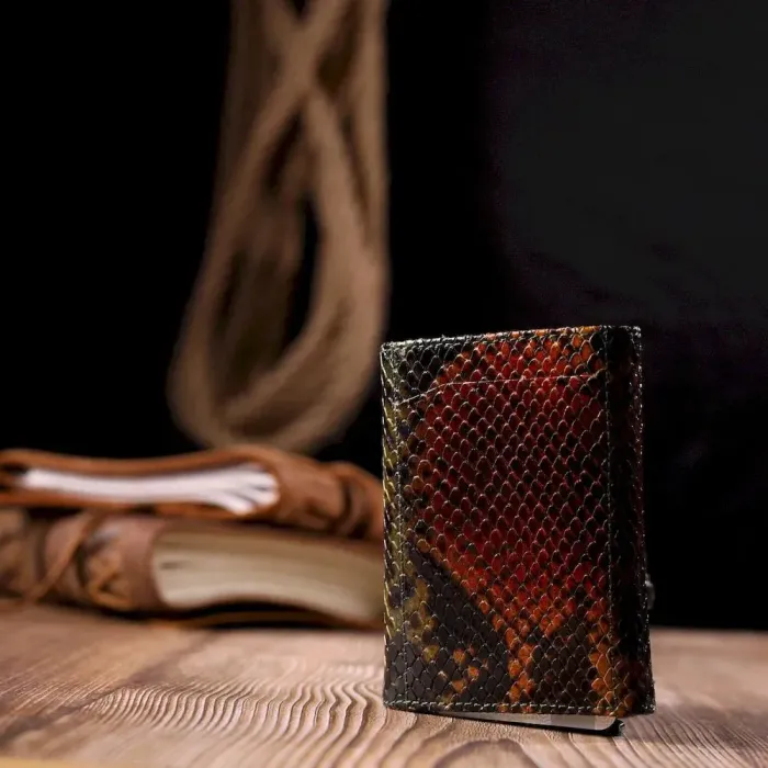 Лакована візитниця з натуральної фактурної шкіри під змію KARYA 20988