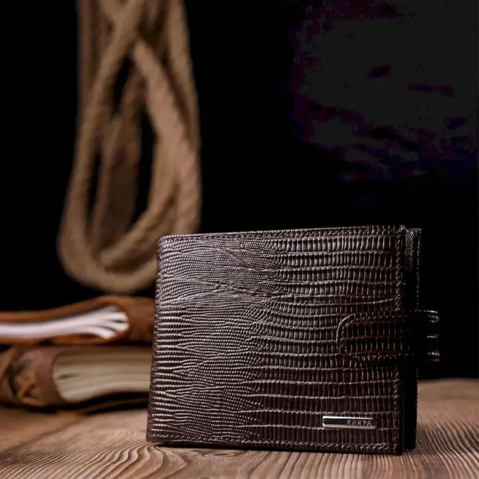 Лакированное мужское портмоне с хлястиком из натуральной фактурной кожи KARYA 21082 Коричневый