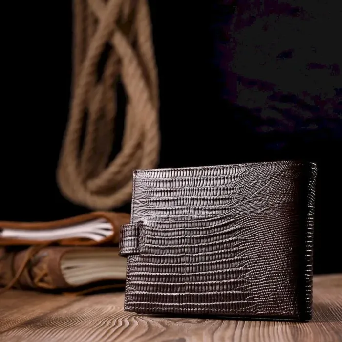 Лакированное мужское портмоне с хлястиком из натуральной фактурной кожи KARYA 21082 Коричневый