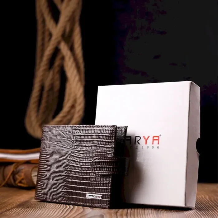 Лакированное мужское портмоне с хлястиком из натуральной фактурной кожи KARYA 21082 Коричневый