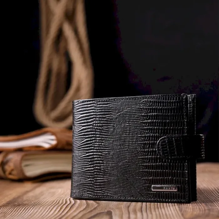 Лакированное мужское портмоне с хлястиком из натуральной фактурной кожи KARYA 21083 Черный