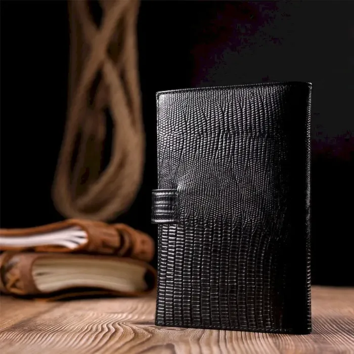 Лаковане чоловіче портмоне з хлястиком із натуральної фактурної шкіри KARYA 21191 Чорний