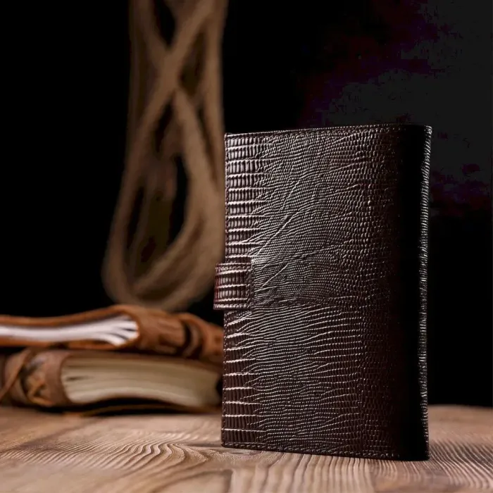 Лаковане чоловіче портмоне з хлястиком із натуральної фактурної шкіри KARYA 21194 Коричневий