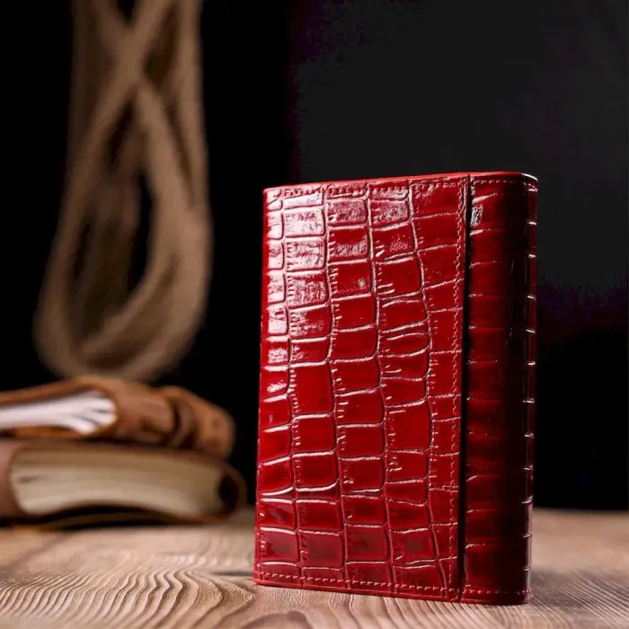 Лакированный горизонтальный женский кошелек с монетницей из натуральной кожи под крокодила KARYA 21073 Бордовый