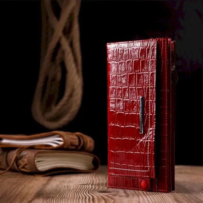 Лакований жіночий горизонтальний гаманець з натуральної шкіри під крокодила KARYA 21100