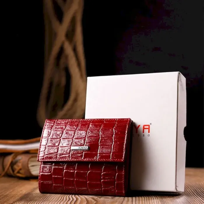 Лакированный женский кошелек на магните из натуральной кожис тиснением под крокодила KARYA 21186 Красный