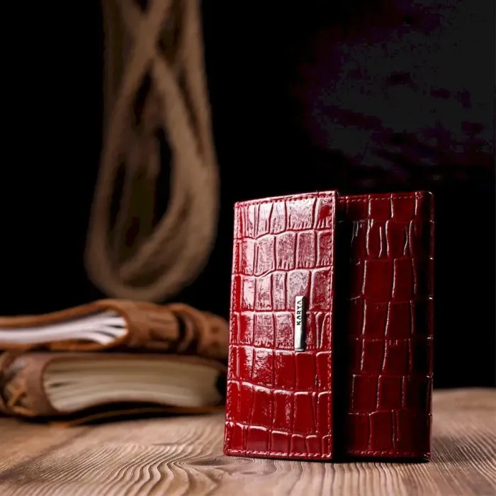 Лакированный женский кошелек на магните из натуральной кожис тиснением под крокодила KARYA 21186 Красный