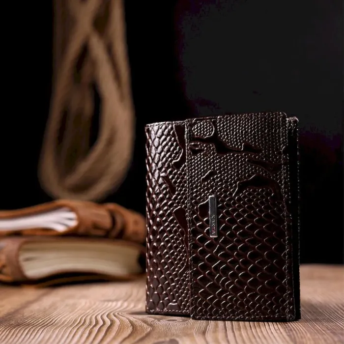 Лакированный женский кошелек на магните из натуральной кожис тиснением под змею KARYA 21187 Коричневый