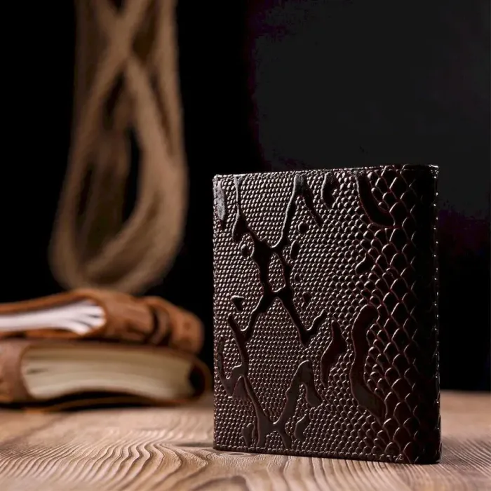 Лакированный женский кошелек на магните из натуральной кожис тиснением под змею KARYA 21187 Коричневый