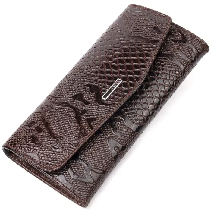Лакований жіночий гаманець із клапаном із фактурної шкіри під рептилію KARYA 21114 Коричневий