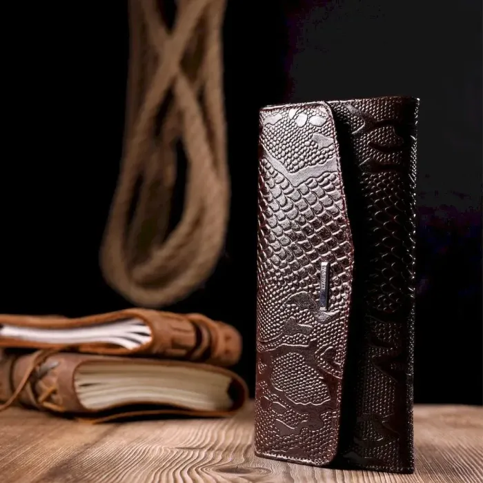 Лакований жіночий гаманець із клапаном із фактурної шкіри під рептилію KARYA 21114 Коричневий