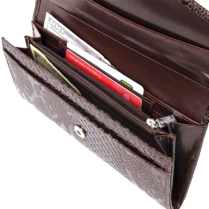 Лакований жіночий гаманець із клапаном із фактурної шкіри під рептилію KARYA 21114 Коричневий