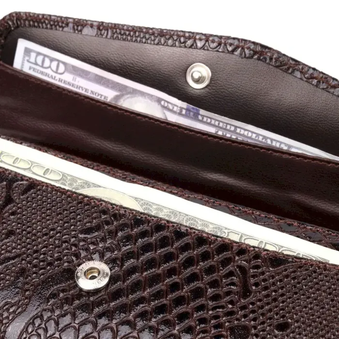 Лакований жіночий гаманець із клапаном із фактурної шкіри під рептилію KARYA 21114 Коричневий