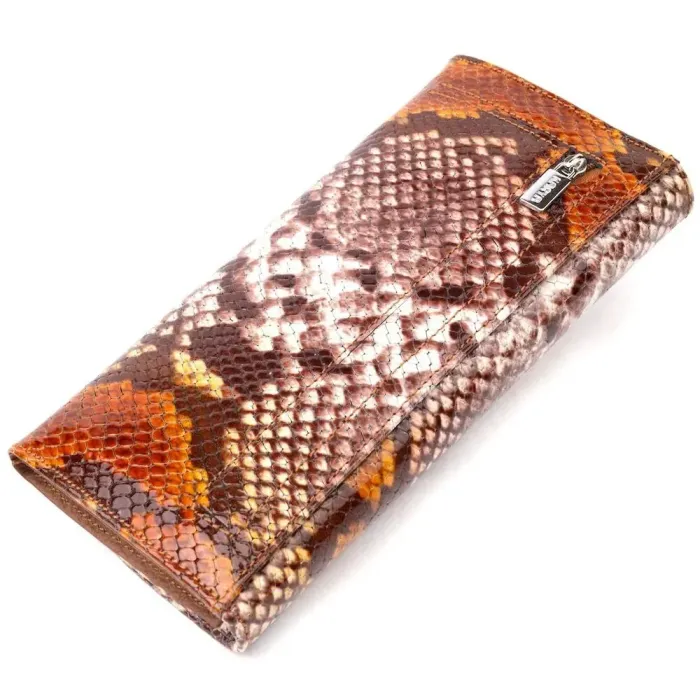 Лакований жіночий гаманець з клапаном із фактурної шкіри під рептилію KARYA 21117