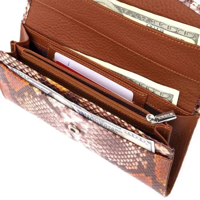 Лакований жіночий гаманець з клапаном із фактурної шкіри під рептилію KARYA 21117