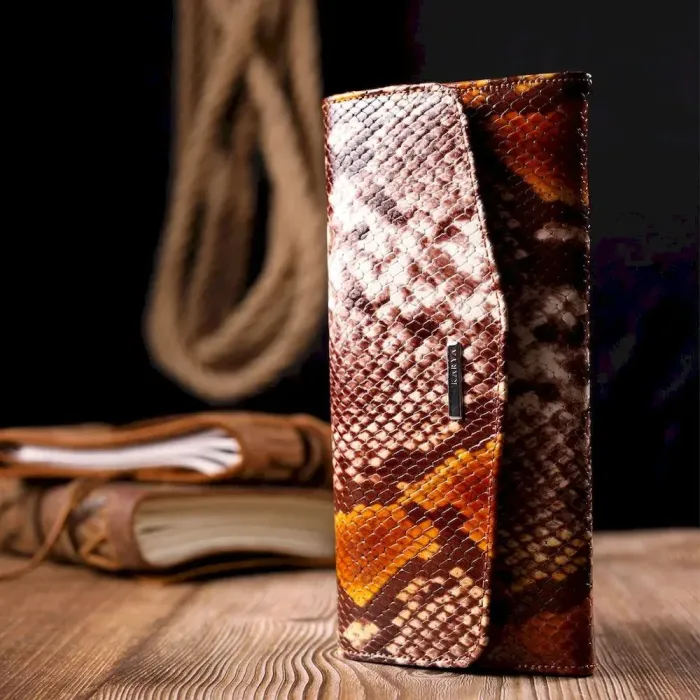 Лакований жіночий гаманець з клапаном із фактурної шкіри під рептилію KARYA 21117