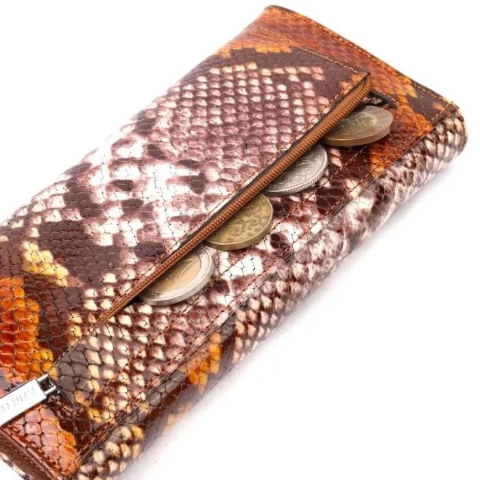 Лакований жіночий гаманець з клапаном із фактурної шкіри під рептилію KARYA 21117